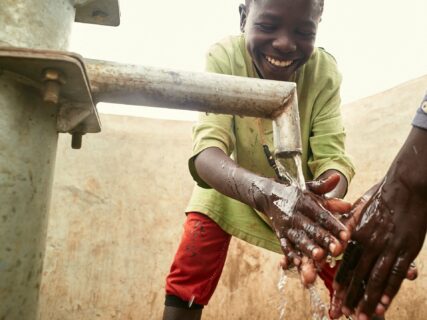 Der Brunnen versorgt jung und alt